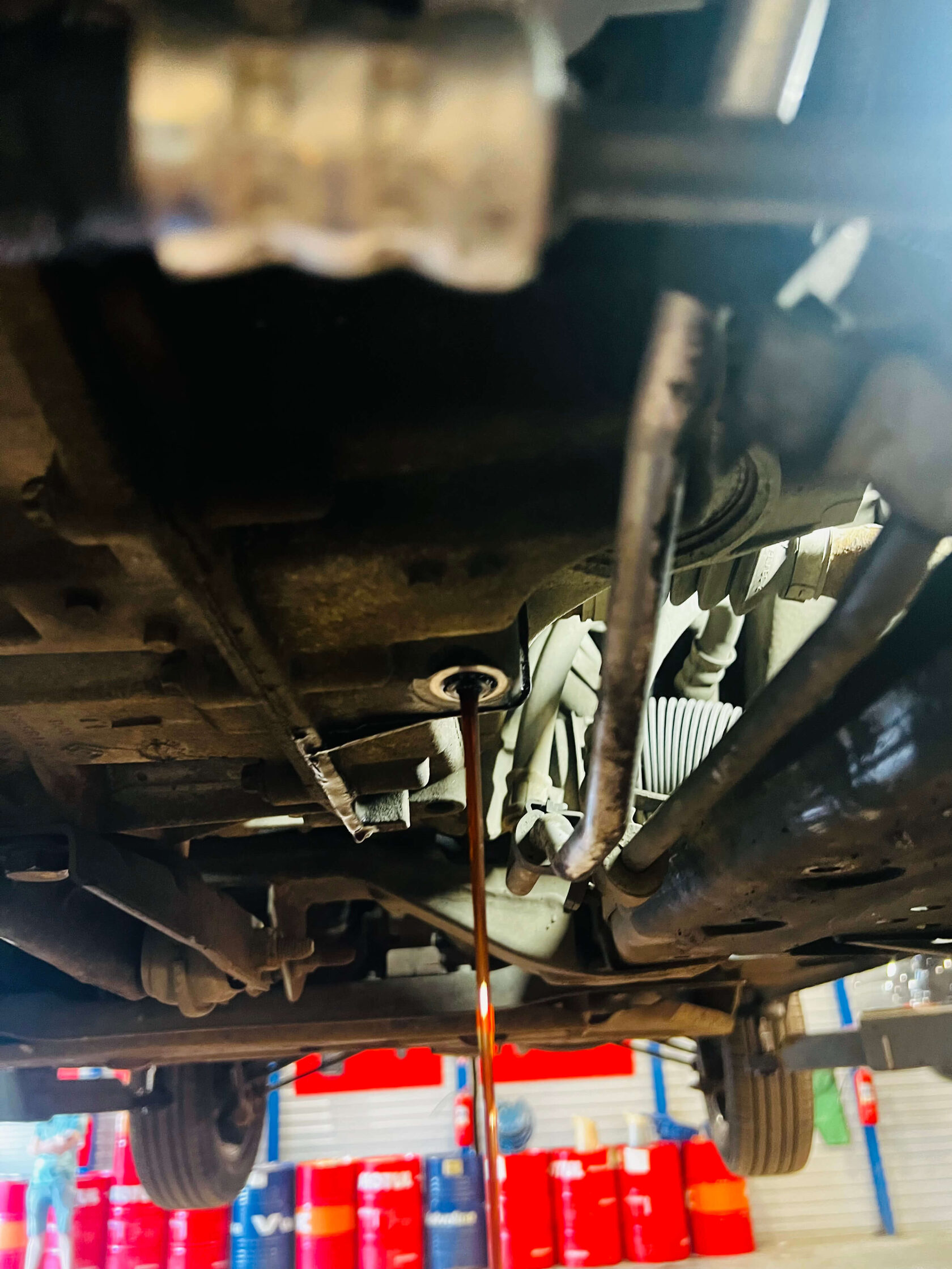 Слив масла через контрольную пробку