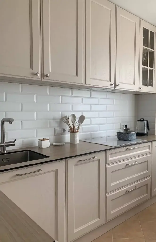 Кухня Монбельяр с открытыми фасадами из МДФ с тонкой столешницей