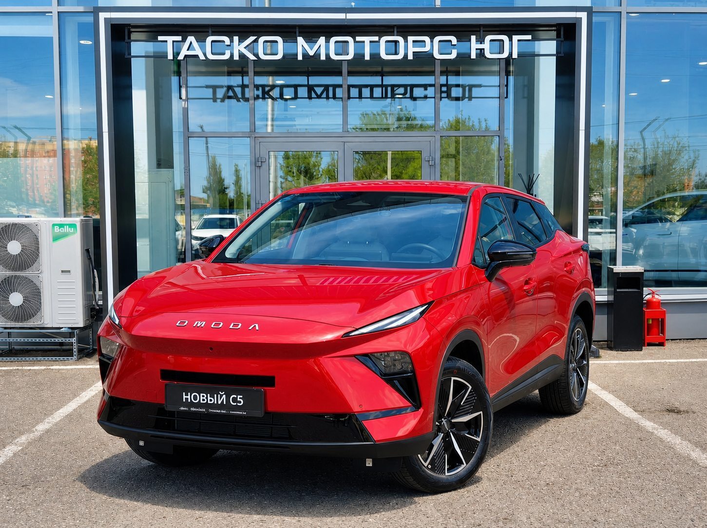 OMODA C5 у входа в автоцентр ТАСКО Моторс Юг