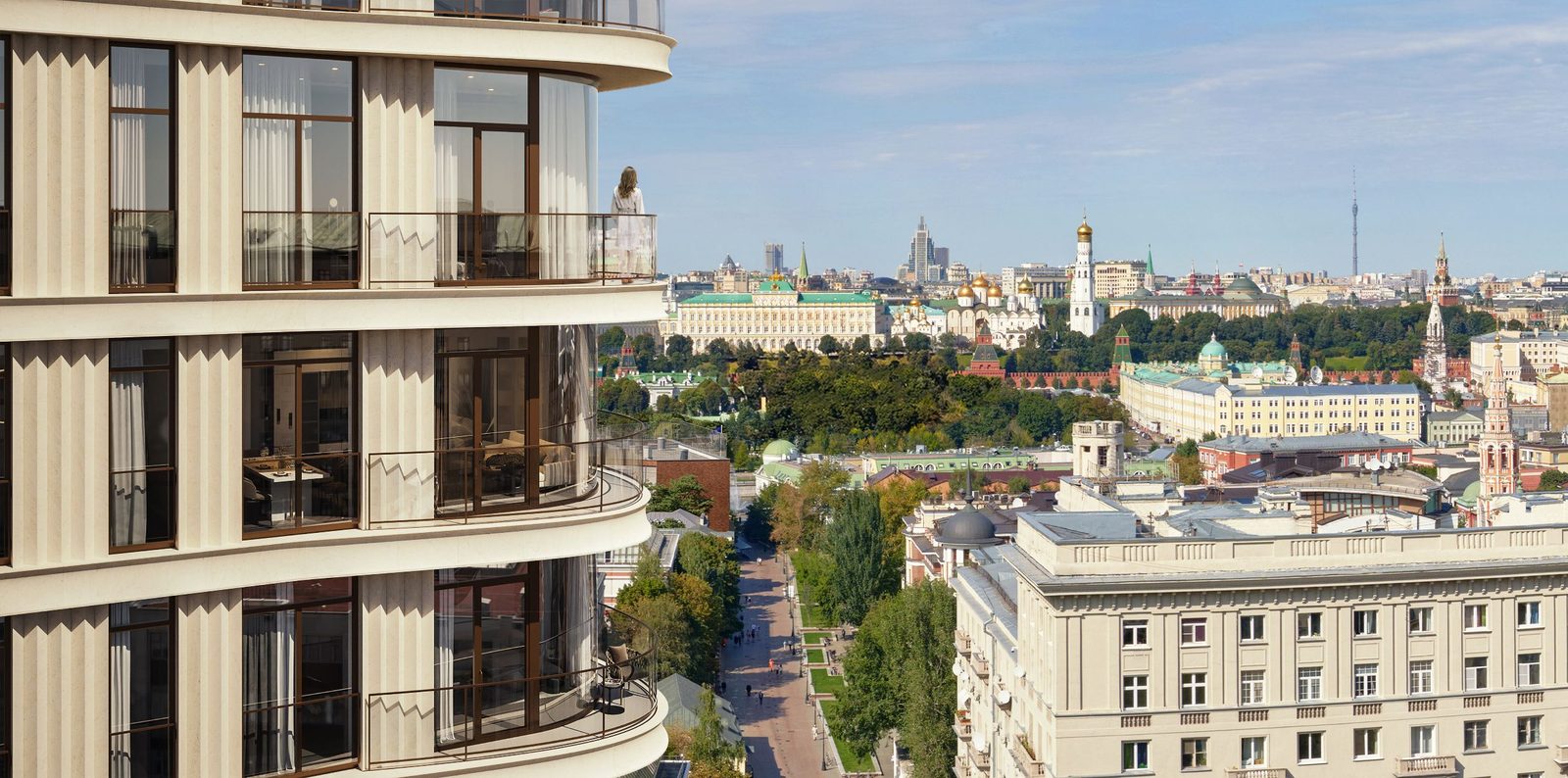 Фасад дома Лаврушинский и панорама центра Москвы с Кремлём