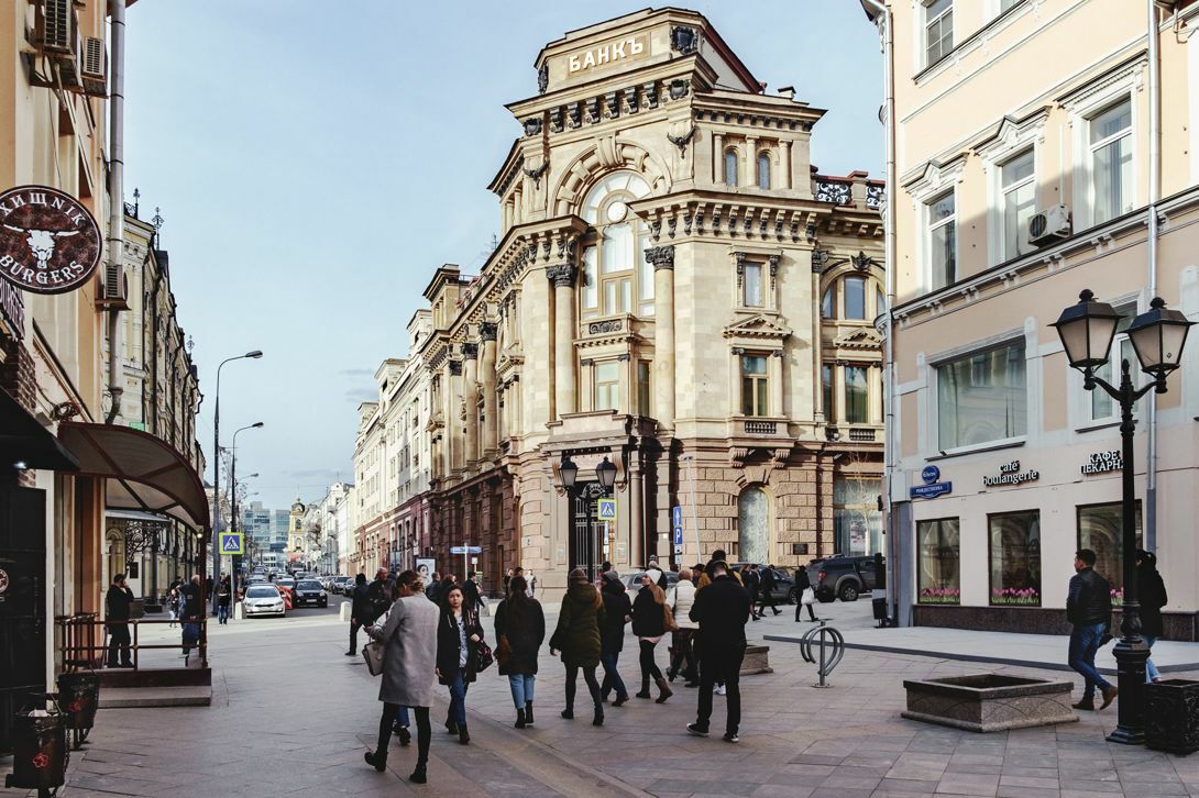 Ул рождественка. Рождественка улица Москва. Кузнецкий мост Рождественка. Кузнецкий мост банк Рождественка. Улица Кузнецкий мост.