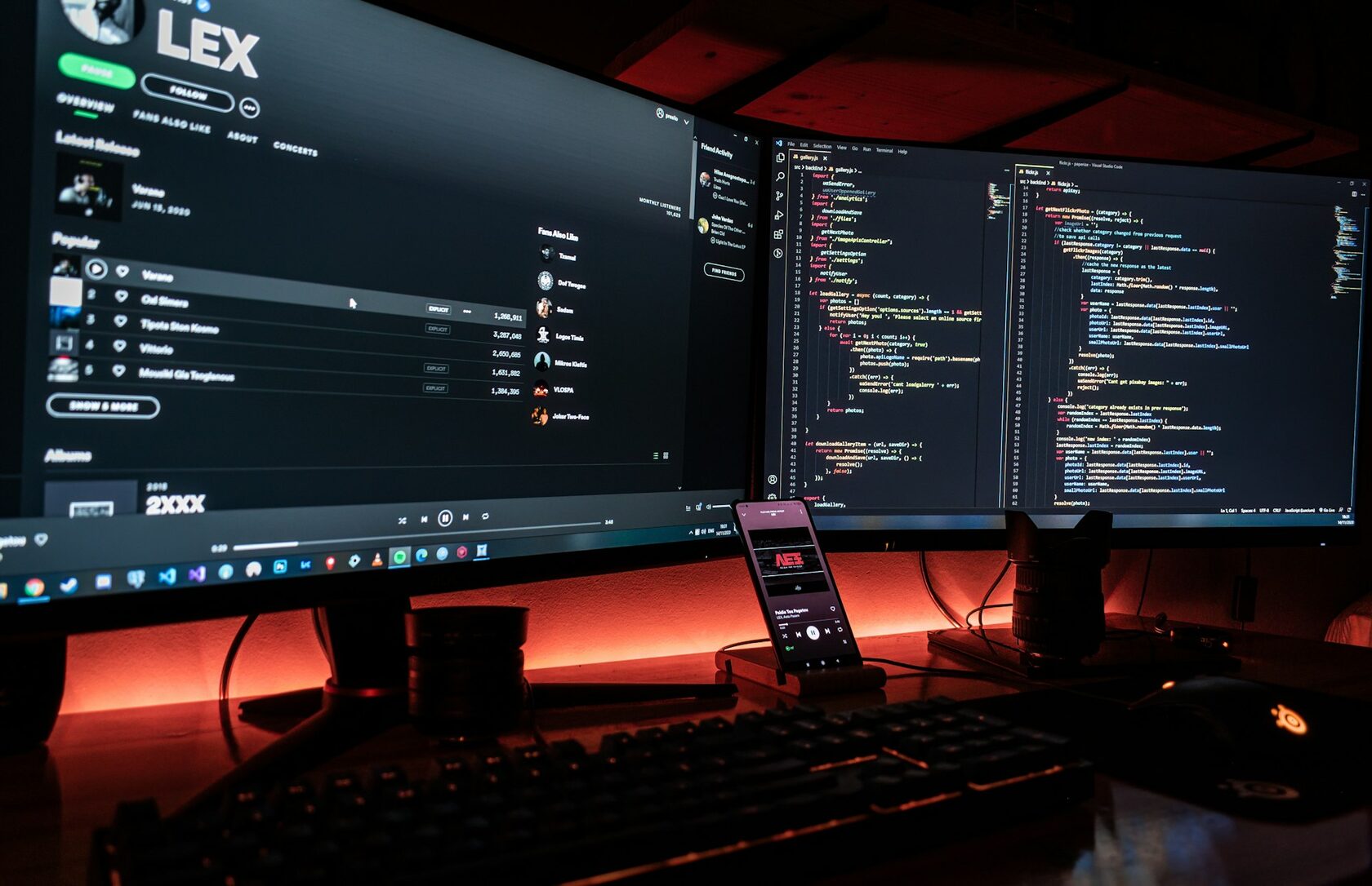 Рабочее место разработчика с программным кодом на мониторах