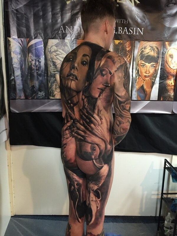 Full view of Andrey Kolbasin’s large-scale black and gray body art project in Milan 618