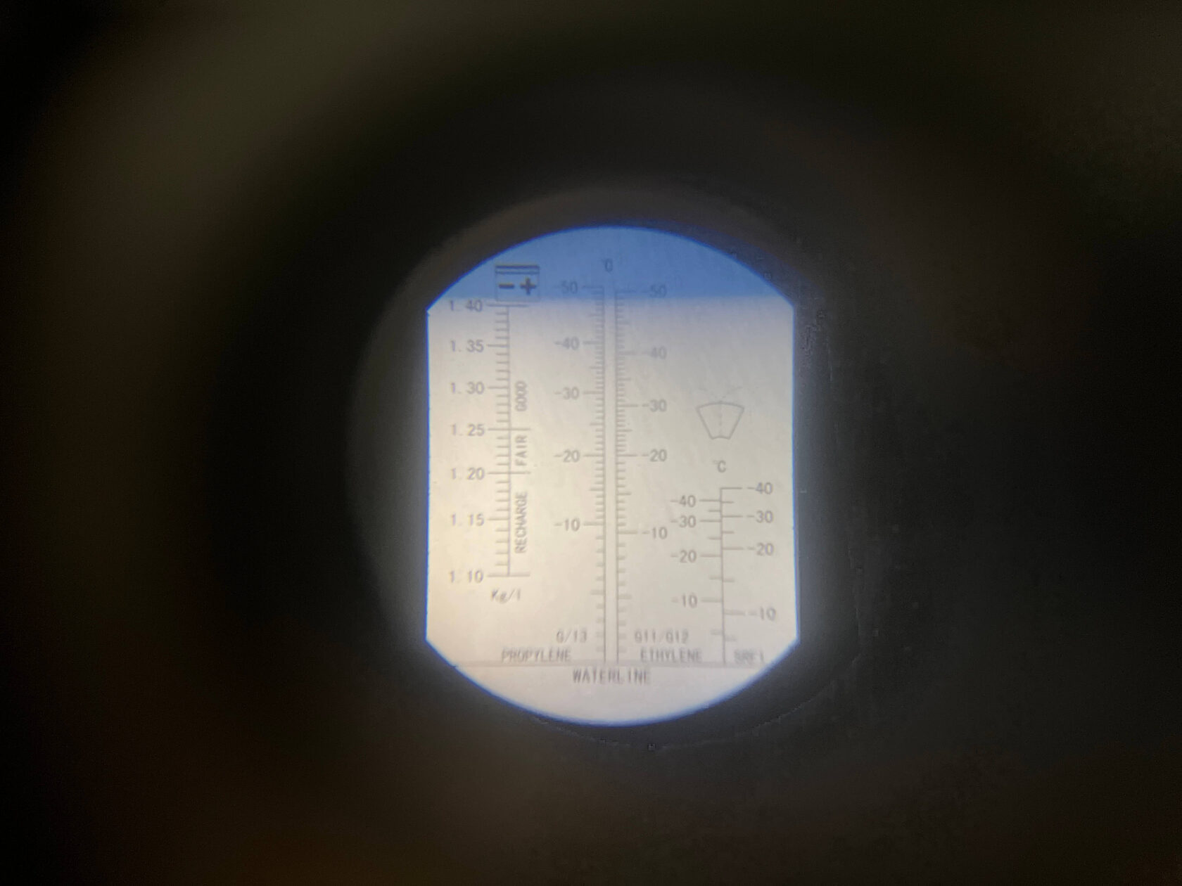 Перед началом работ проверяем рефрактометром состояние антифриза