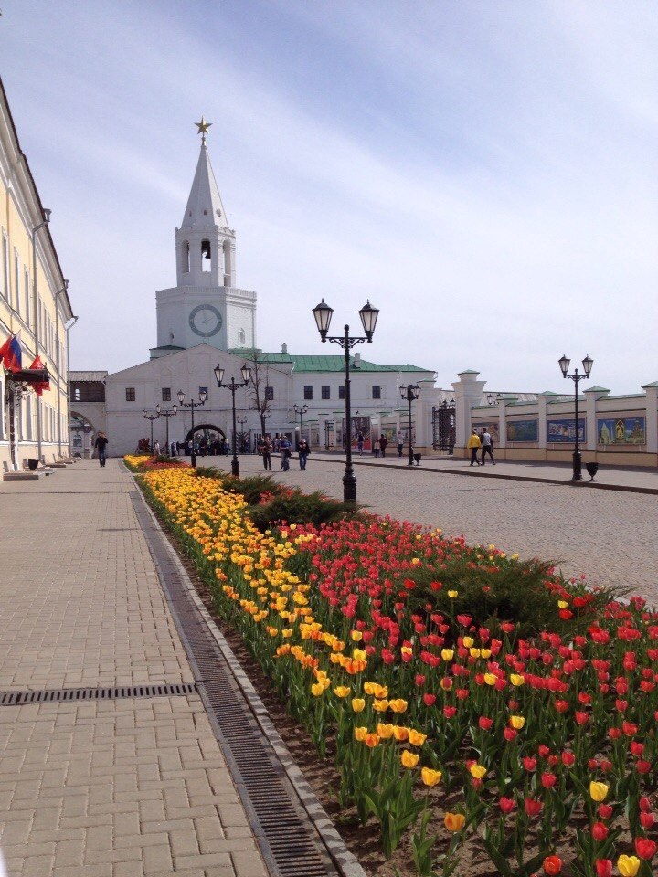 Казань куда. Улица Кремлевская Казань. Кремлевская улица Казань достопримечательности. Красоты Казани летом. Казань весной фото.