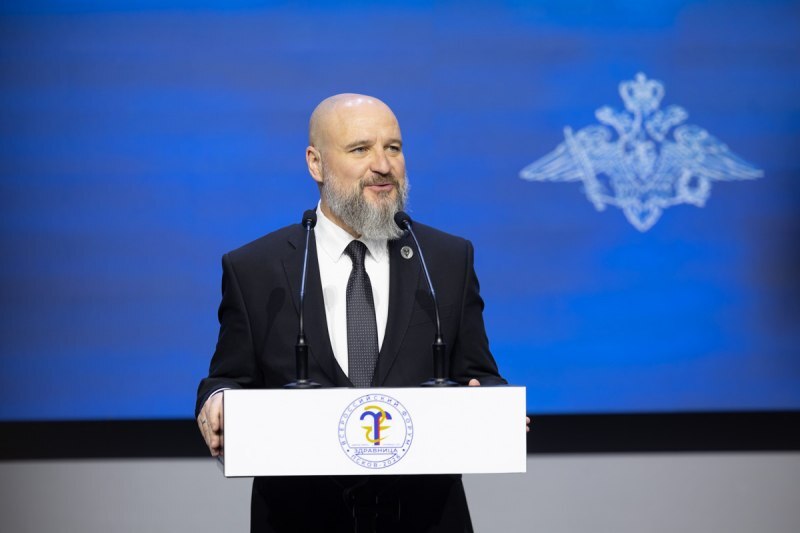 Александр Разумов выступает на форуме «Здравница-2026» в Пскове перед участниками санаторно-курортной отрасли.