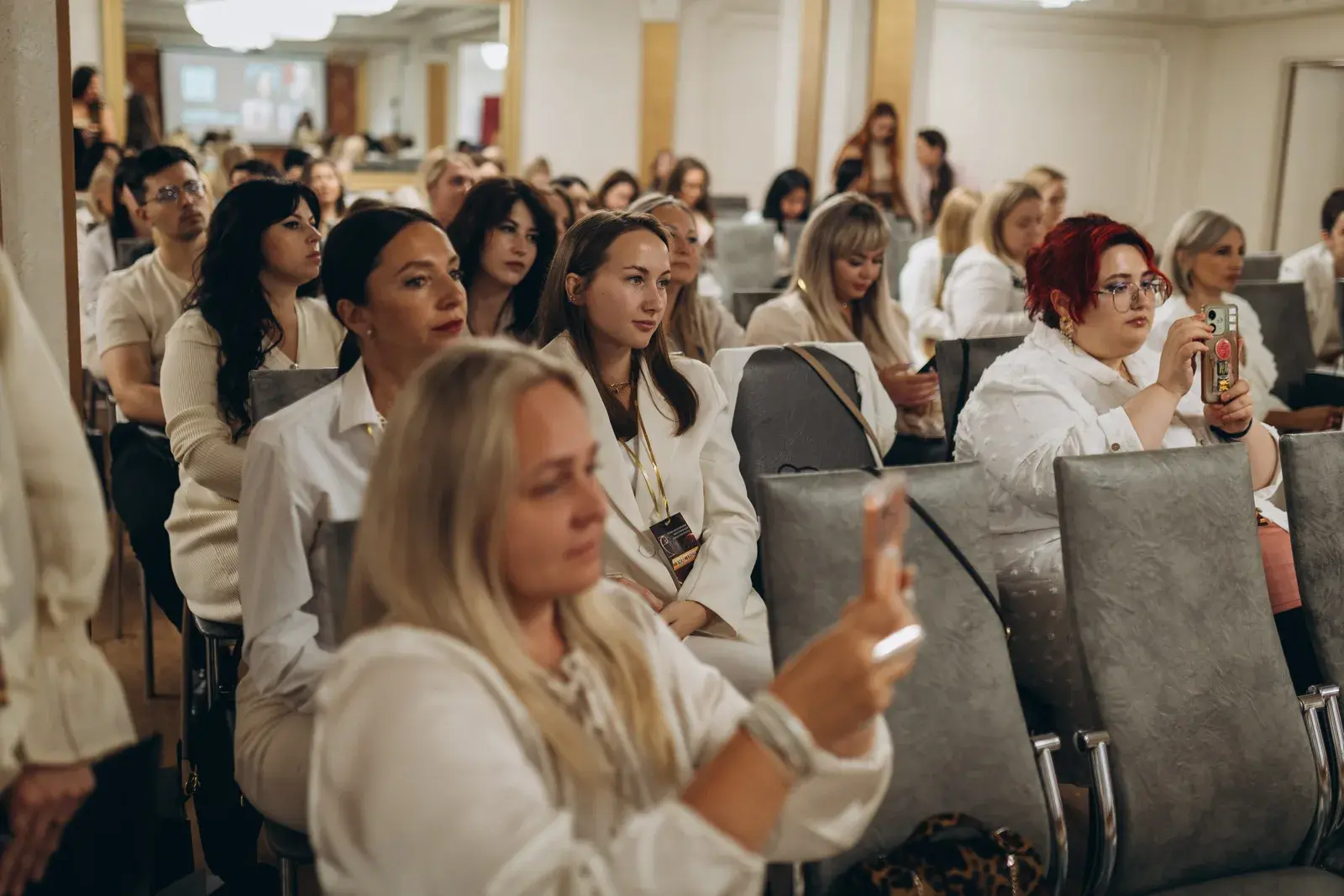 Участники Beauty Novator 2026 слушают выступление в лекционном зале