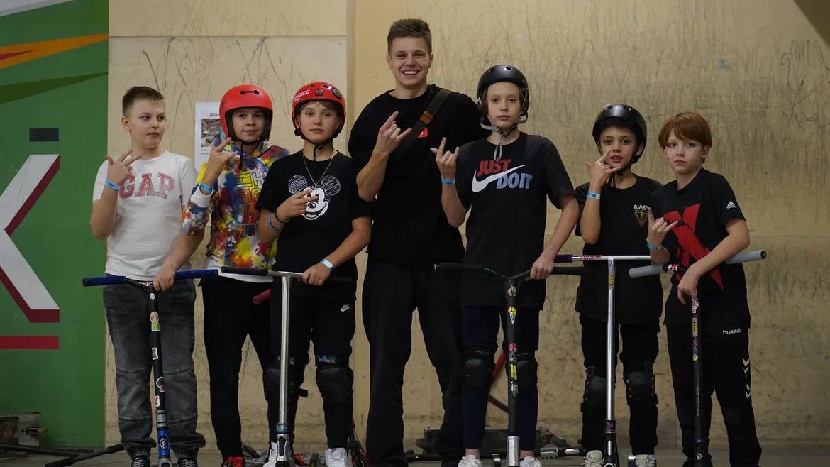 Самокат школа. Школа самоката в москве. Безопасность управления электросамокатом. Ребенок на электросамокате. Школа трюковых самокатов.