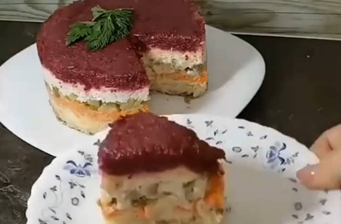 Приготовление слоёного салата со шпротами и свеклой: шаг 11