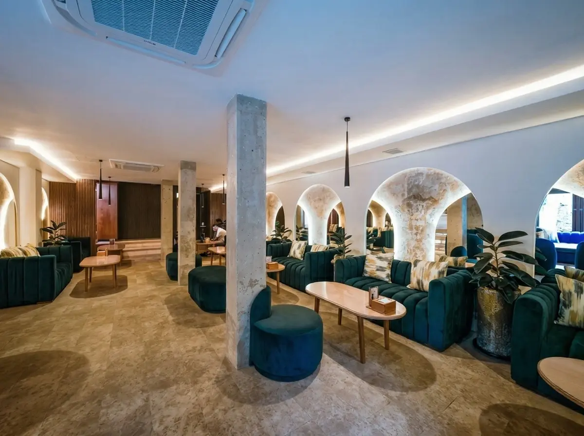 Eden Hookah Club Ubud lounge with green seating, arched walls and a calm atmosphere