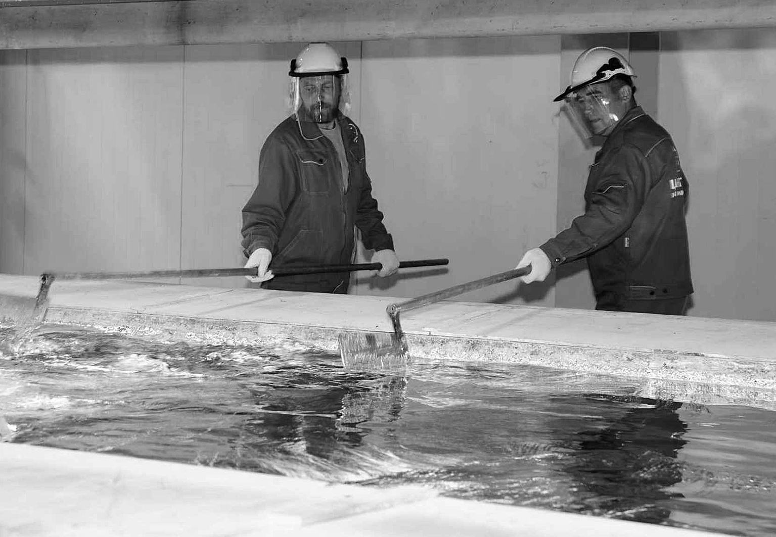 рабочие на производстве фасада из камня