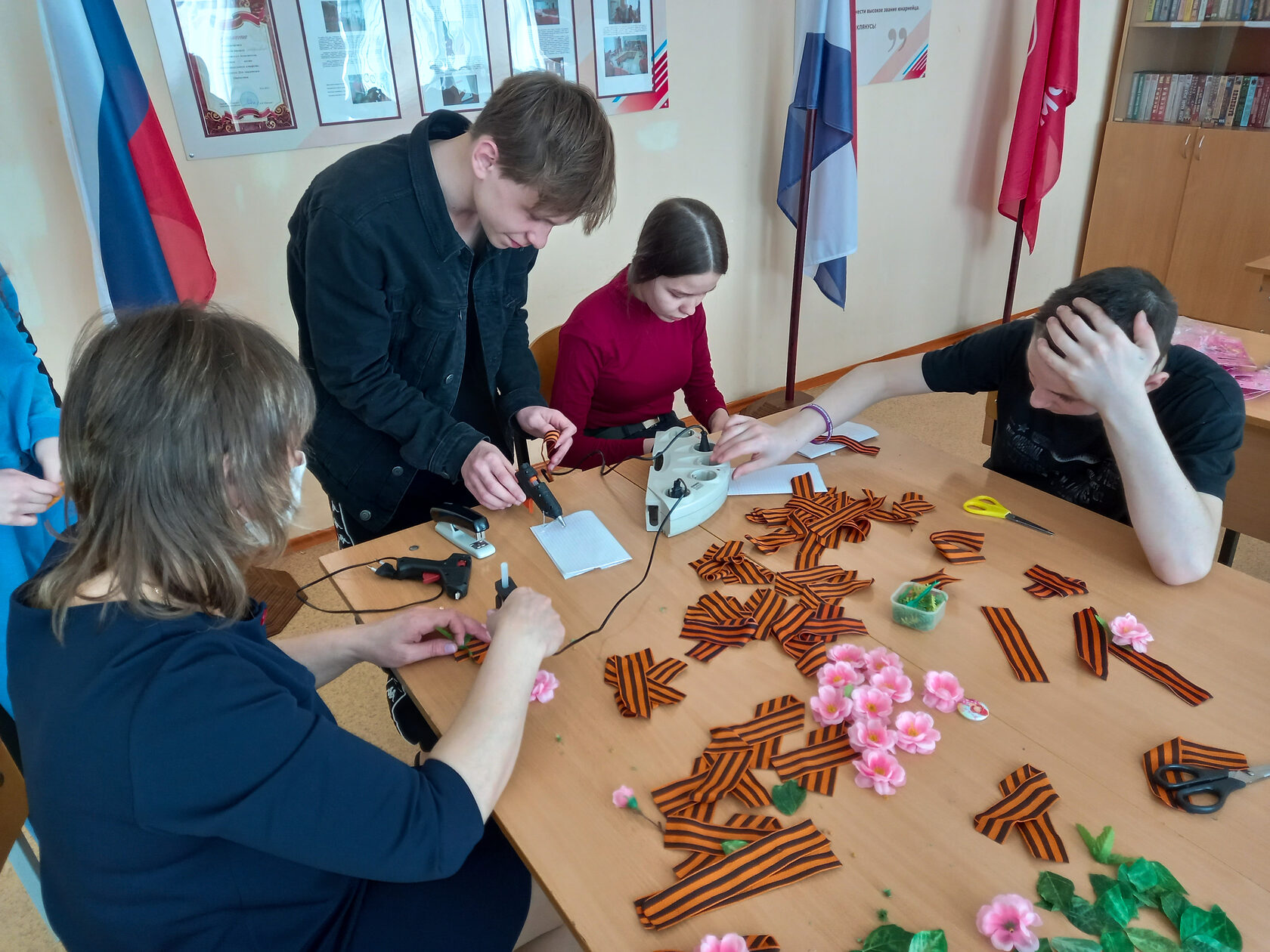 Помоги центр. Мастер класс для детей. Workshop мастер класс. Творческий проект. Творческая мастерская для детей Библейская.