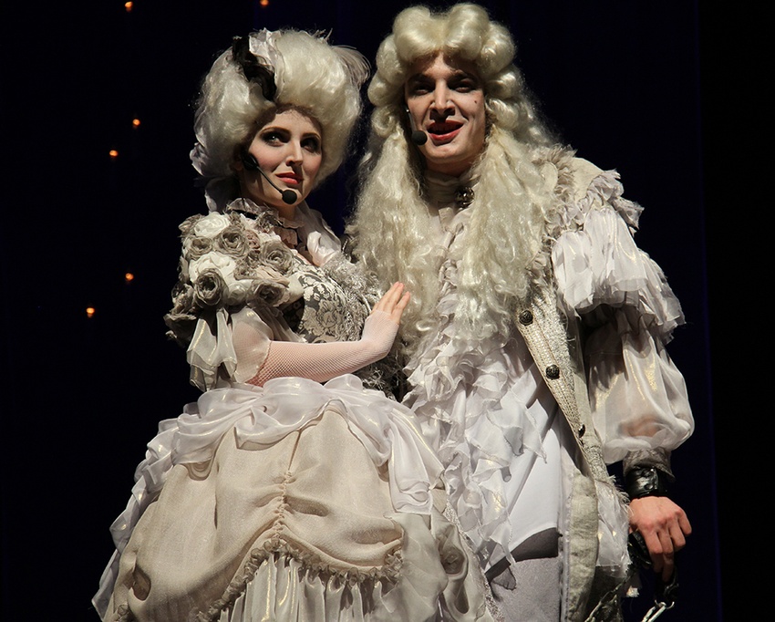 Леди Барбара в исполнении Оксаны Катанской и Саймон Кентервиль в исполнении Дмитрия Беседы.