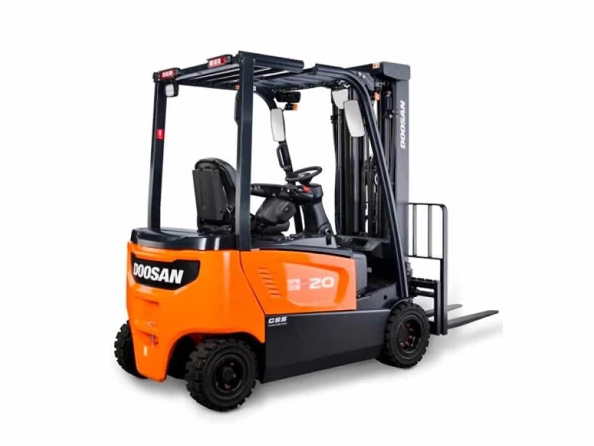 Вилочный погрузчик Doosan B20X-7 для статьи о люфте управляемого моста