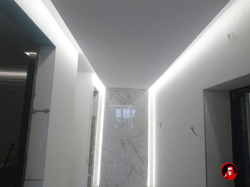 Ткань Дескор с подсветкой в коридоре, холодная натяжка.