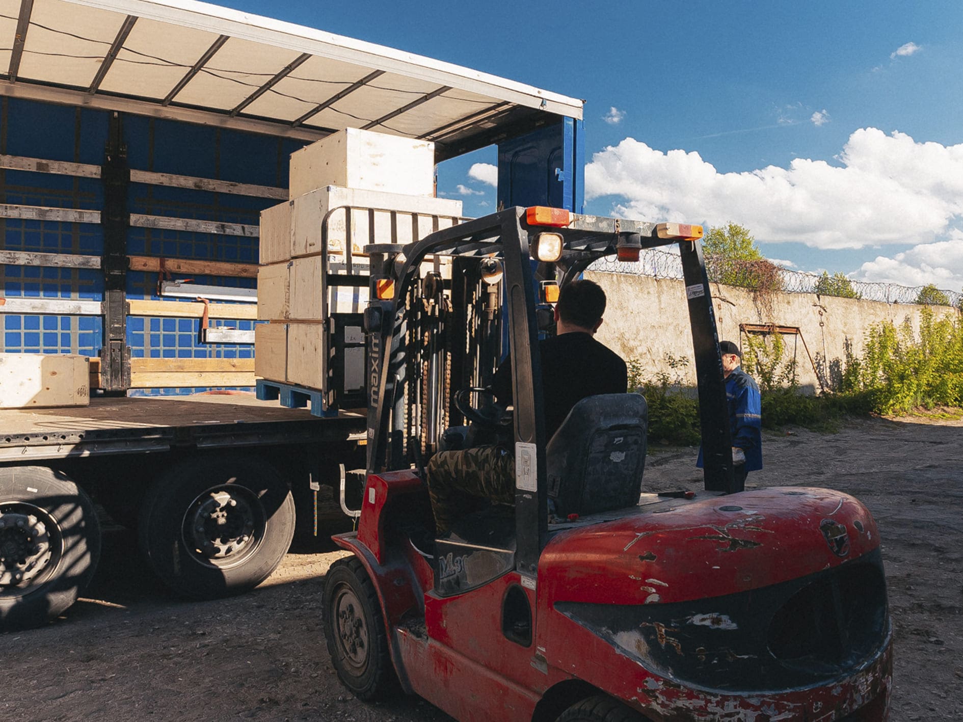 Сотрудник разгружает станки