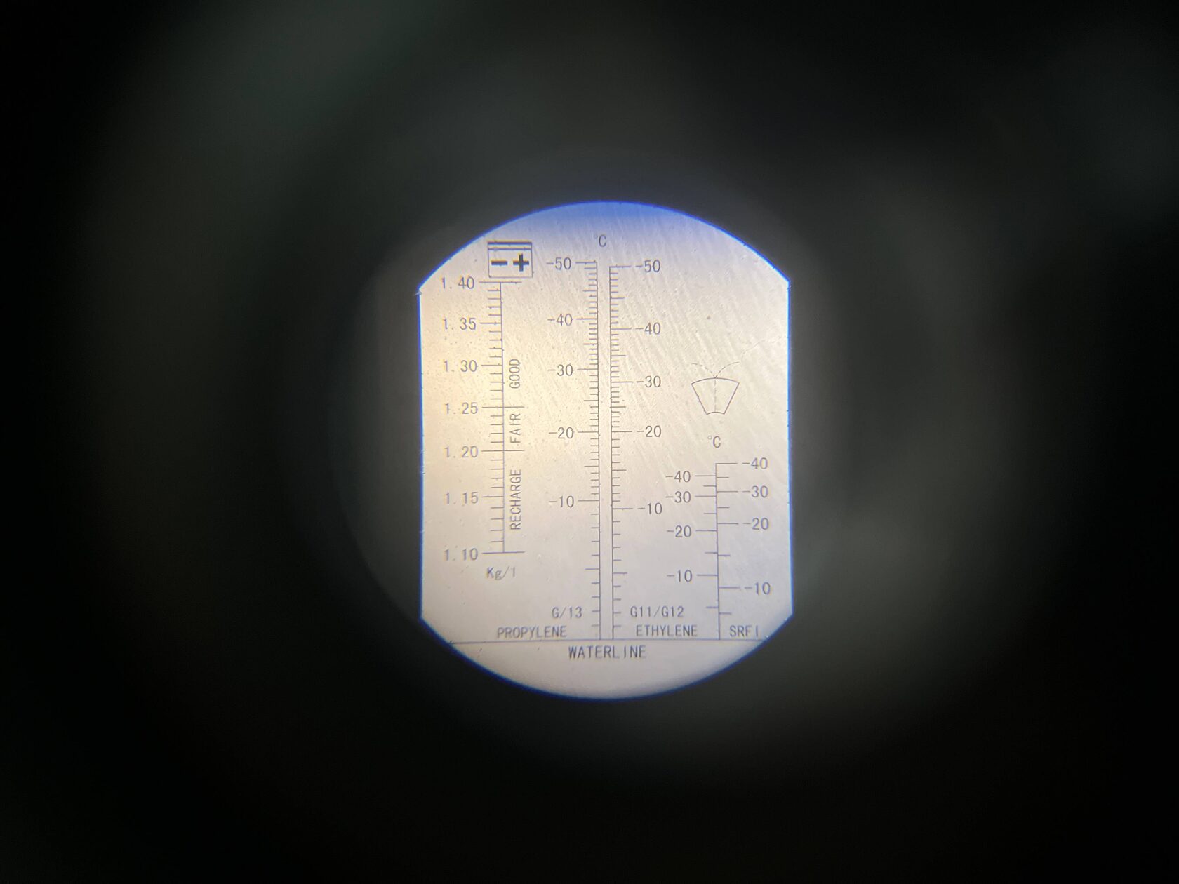 Перед началом работ проверяем рефрактометром состояние антифриза на Volkswagen Tiguan