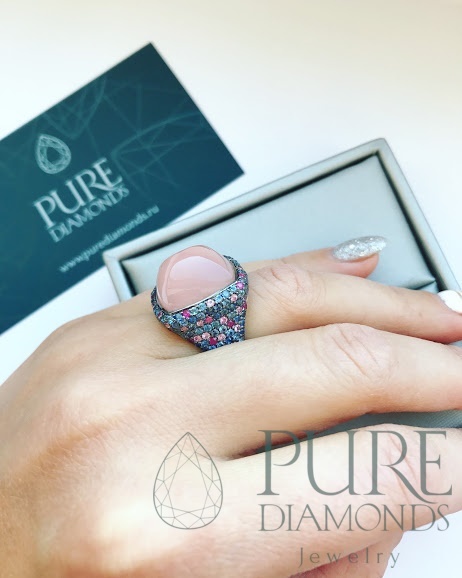 Золотое кольцо с розовым халцедоном, голубыми, синими и розовыми сапфирами и рубинами