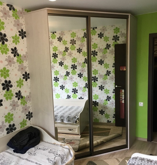 Корпусный угловой шкаф купе для детской с зеркалом