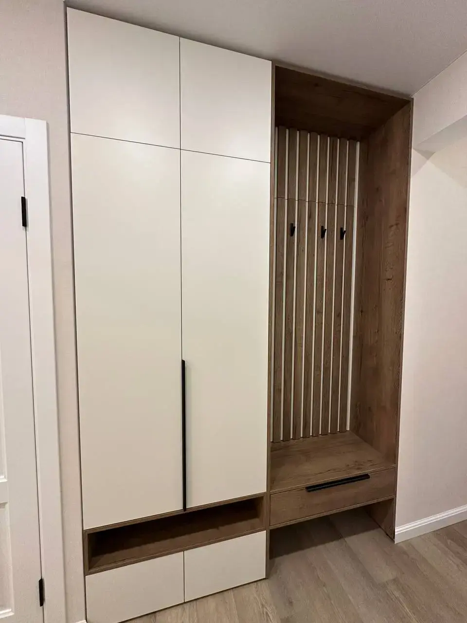 Прихожая на заказ в Сургуте с продуманной системой хранения