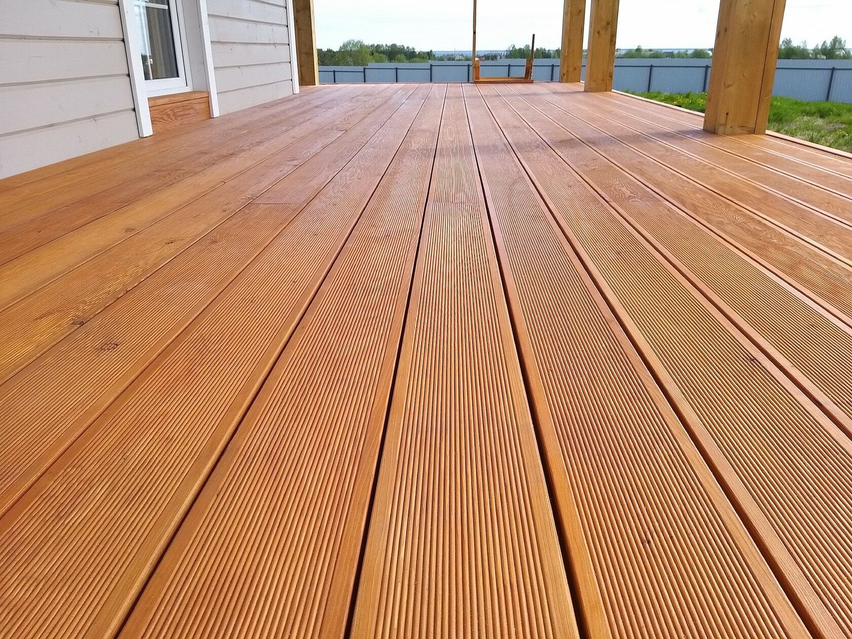 Монтаж террасной доски из натурального дерева