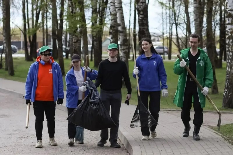 Торжественное открытие туристического центра в Доме молодёжи Пскова 5 мая 2026. Сцена мероприятие представители Движения Первых Росмолодёжь программа Больше чем путешествие Псковская область.