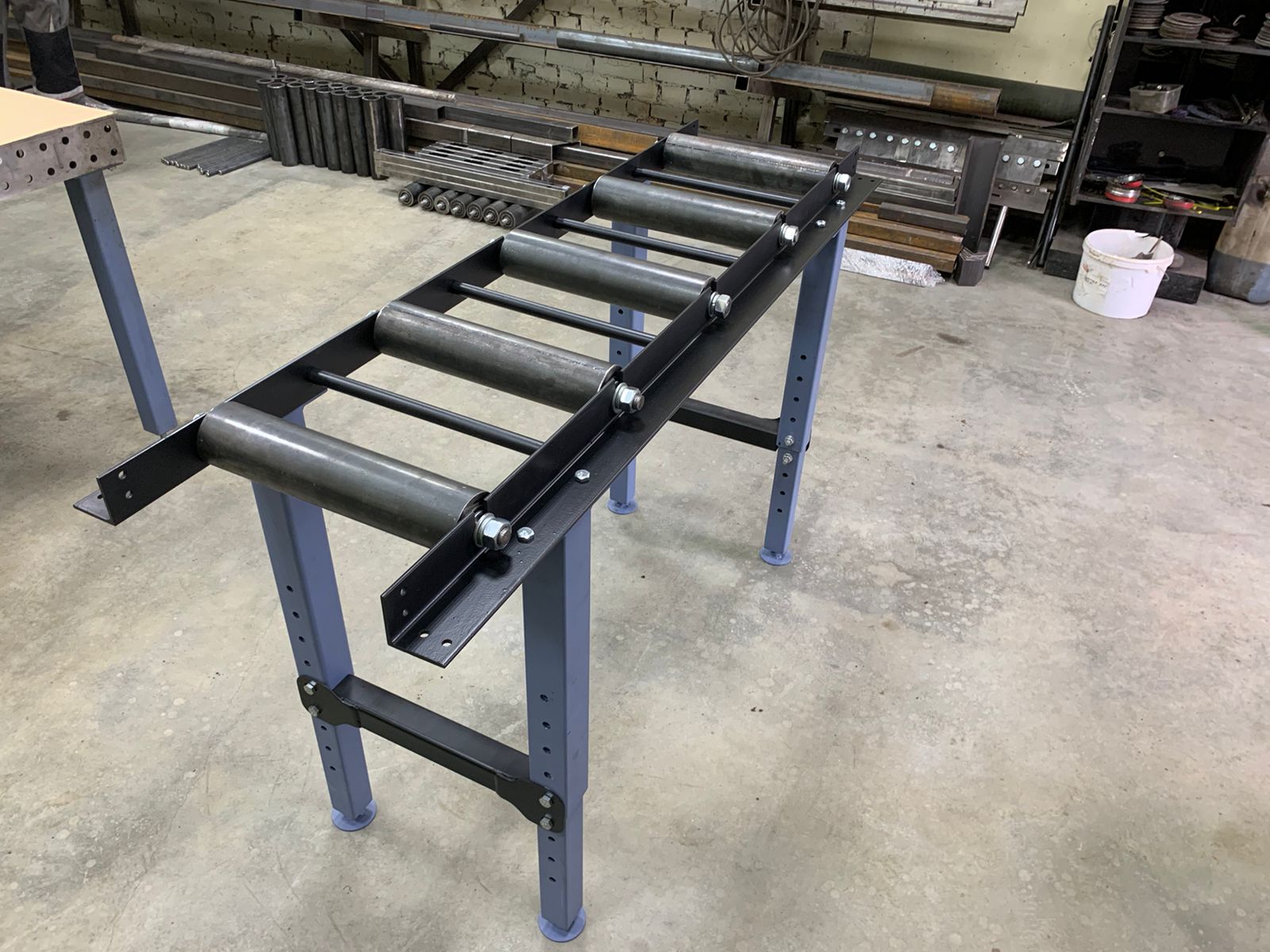 Рольганги играют важную роль в транспортировке металлопроката, обеспечивая эффективное перемещение и хранение металлических изделий. Они являются неотъемлемой частью промышленных предприятий, складских комплексов и других объектов, где осуществляется прои