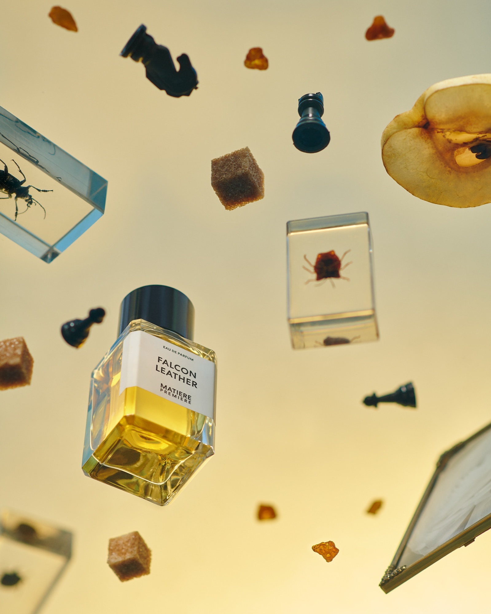 Флакон Falcon Leather среди шахматных фигур, янтаря и&nbsp;сахара, съёмка для&nbsp;Place Parfume