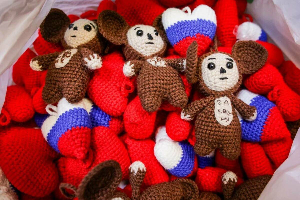 Талисман из дома: жительница Альметьевского района вяжет чебурашек бойцам СВО