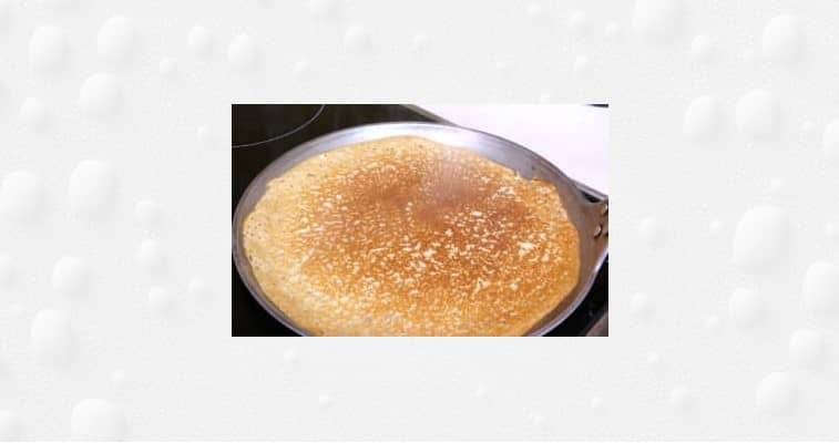 Приготовление тонких ажурных блинов на молоке с кипятком: шаг 11