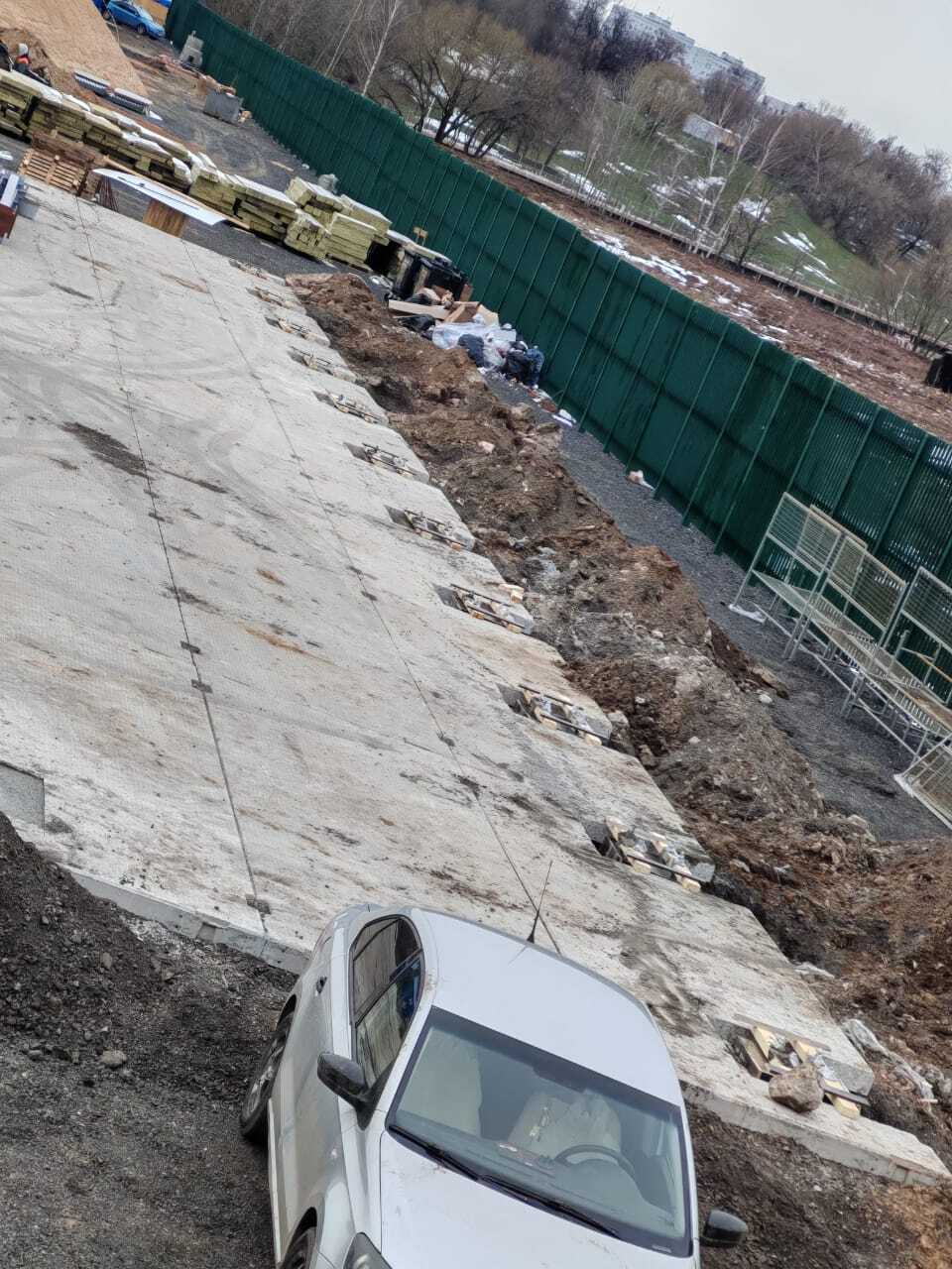 Край уложенной площадки из аэродромных плит ПАГ 14 ТУ с открытыми монтажными петлями, подготовленными к сварке и заделке швов, на объекте в Печатниках.