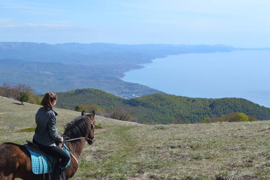 Турист с рюкзаком на горном маршруте в Крыму