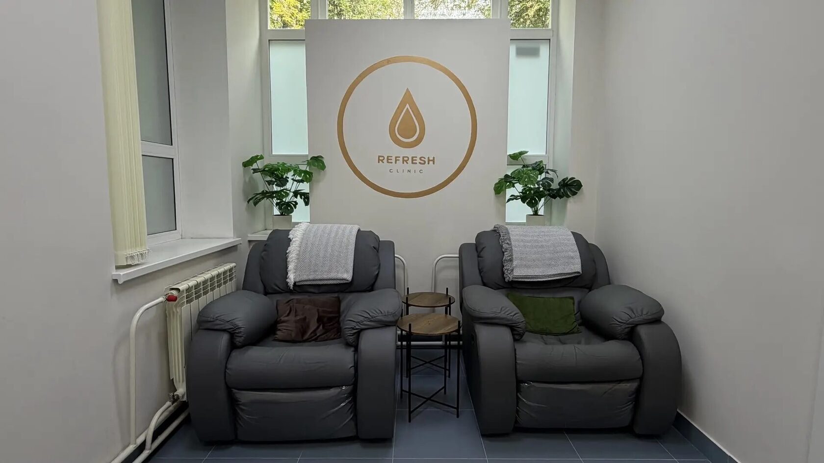 Процедурный кабинет клиники REFRESH с креслами для капельниц