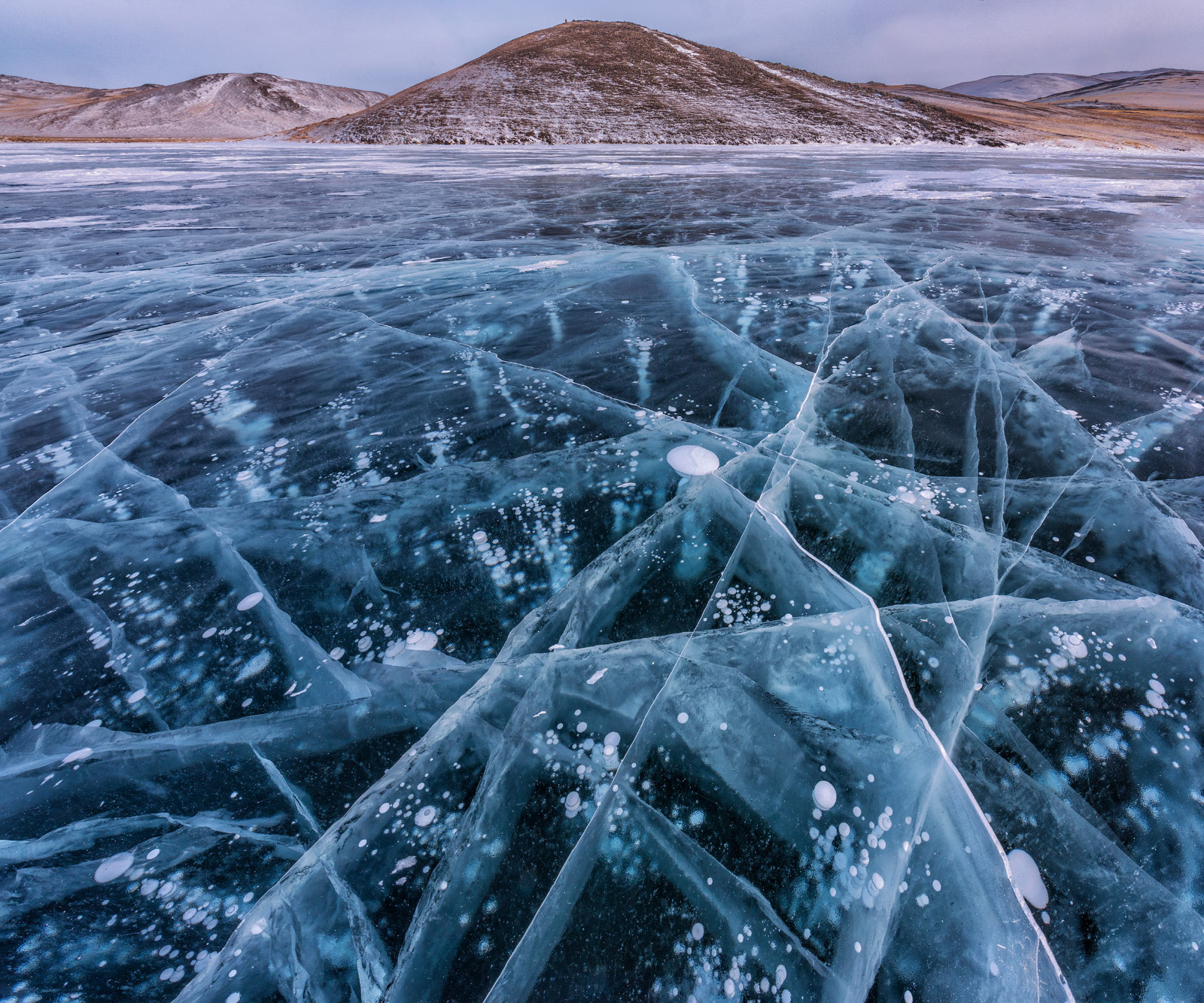 Пузырьки на байкале. Озеро Байкал лед. Озеро Байкал прозрачный лед. Лед с пузырьками на Байкале. Прозрачный лед Байкала.