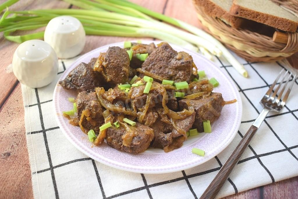 Печень свиная с мясом. Печёнка говяжья жареная с луком. Печень говяжья жареная. Печень говяжья с луком. Жареная печень говяжья с луком на сковороде.