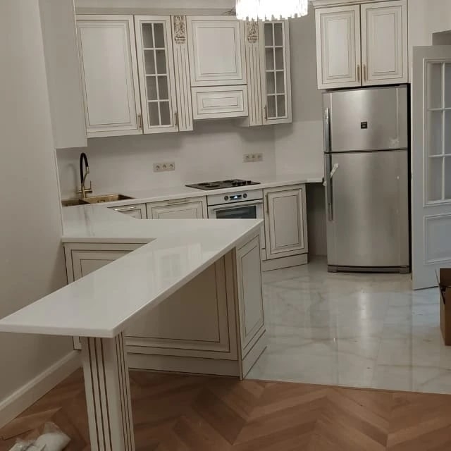 Классическая кухня с мраморной столешницей и панелями Hanex ST101