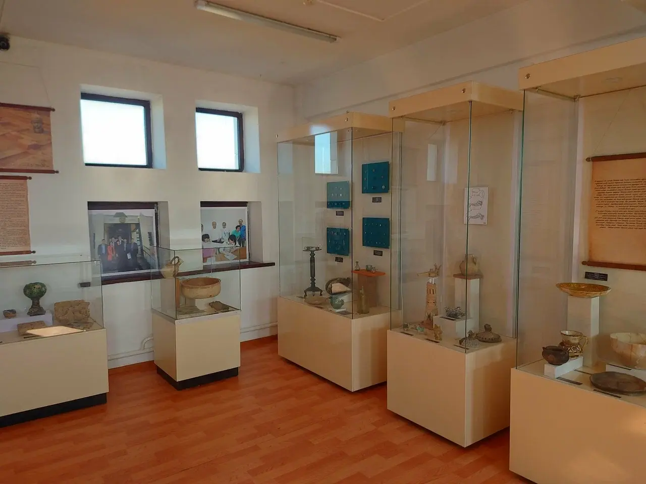 Сакские курганы рядом с музеем Иссык