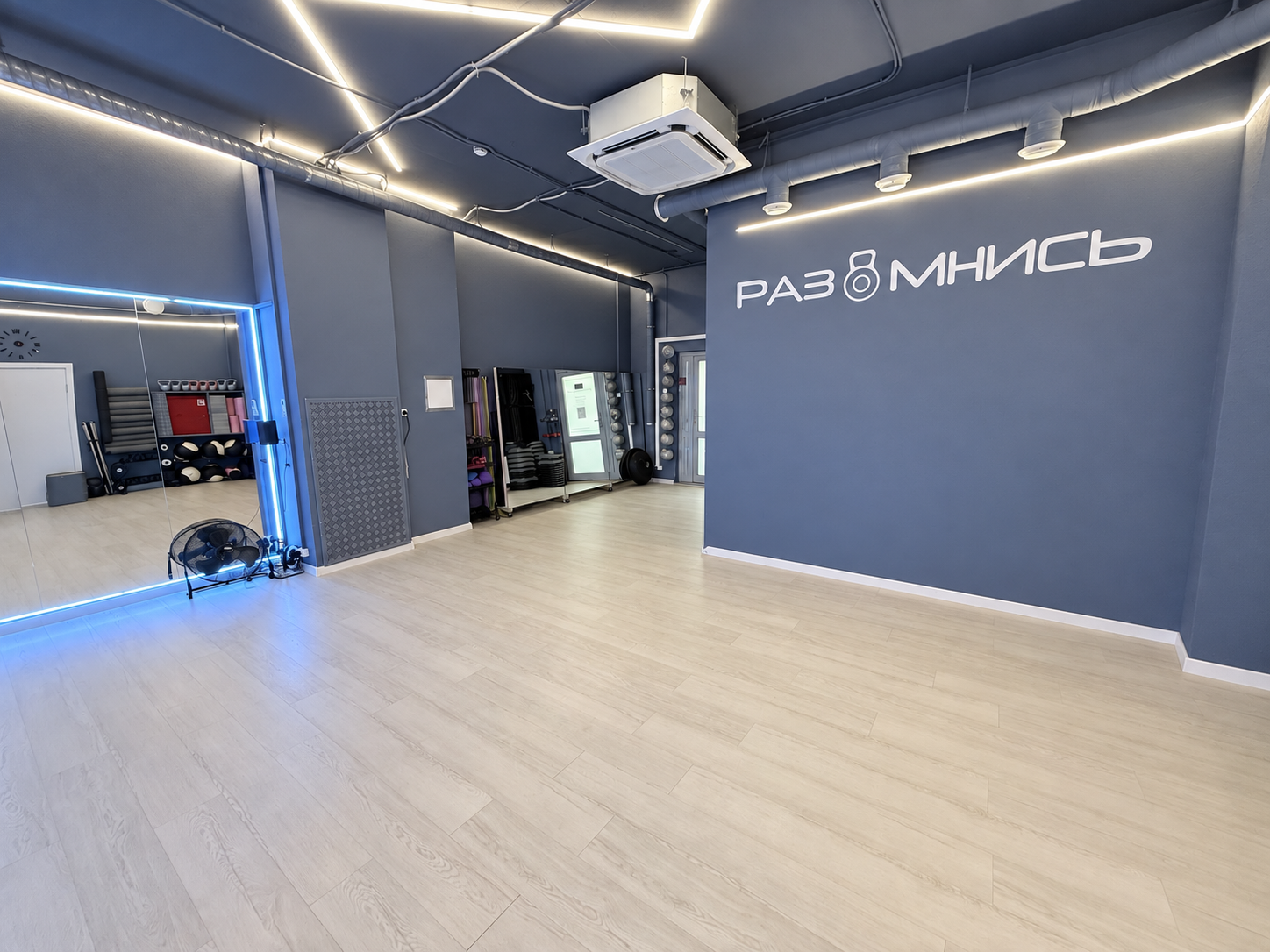 Синий зал 40 м² с зеркалами для тренировок в студии Разомнись — ракурс 8