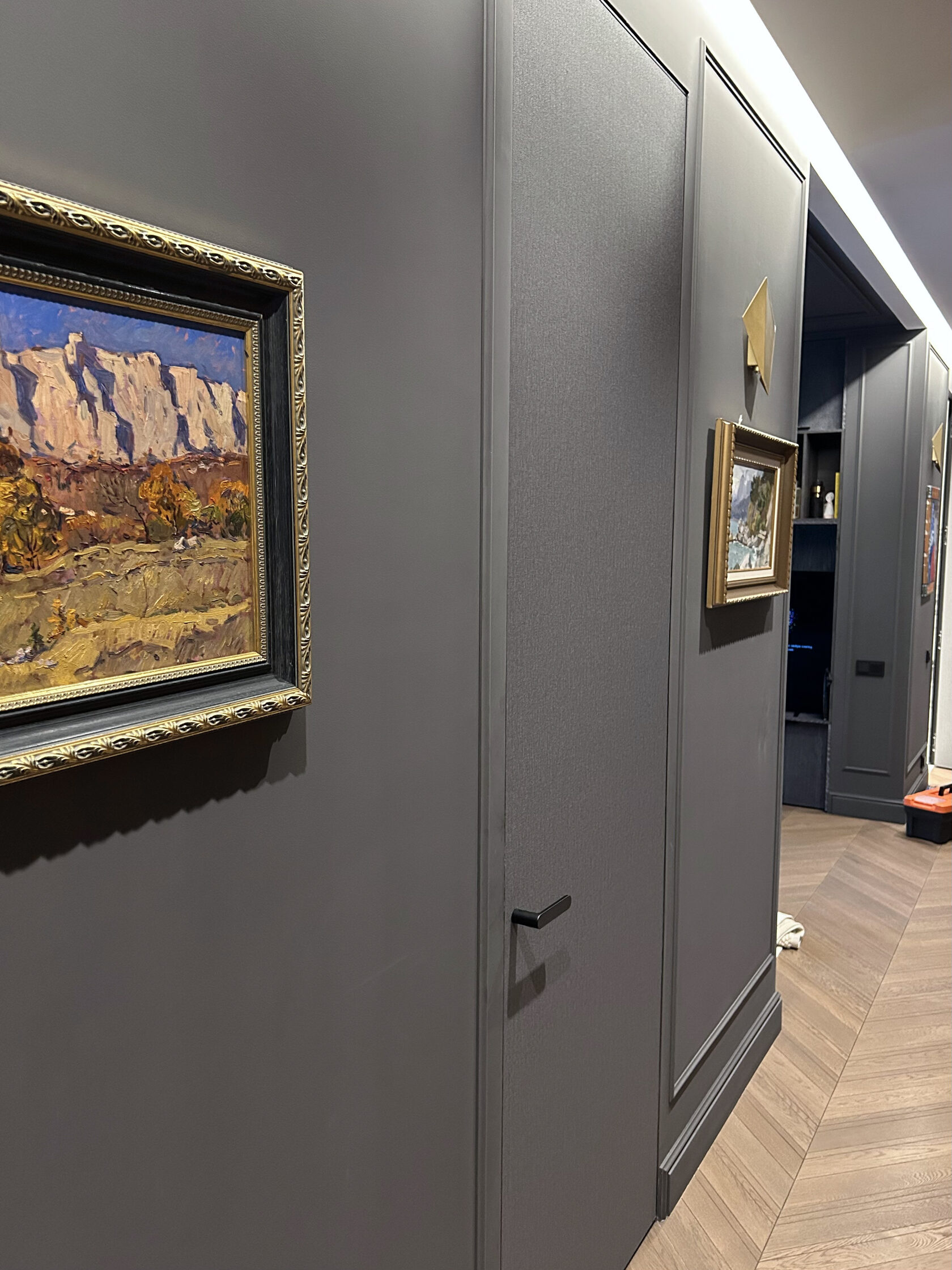 alt: Ремонт и отделка гостиной с декоративной покраской стен title: Современный серый косметический ремонт квартиры в Санкт-Петербурге