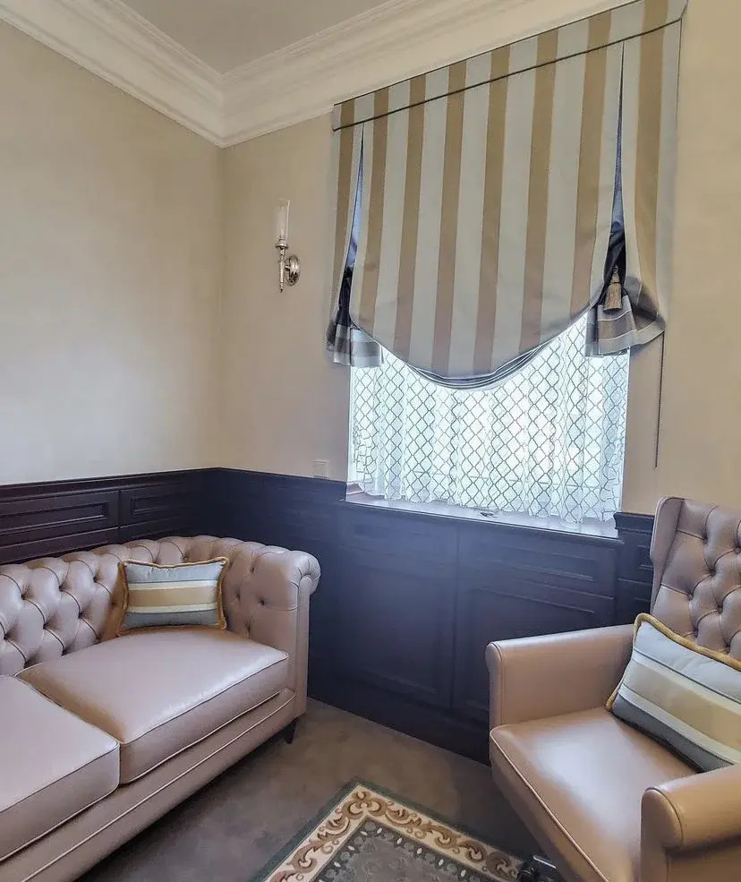 Шторы к тёплому серому обоям на кухне