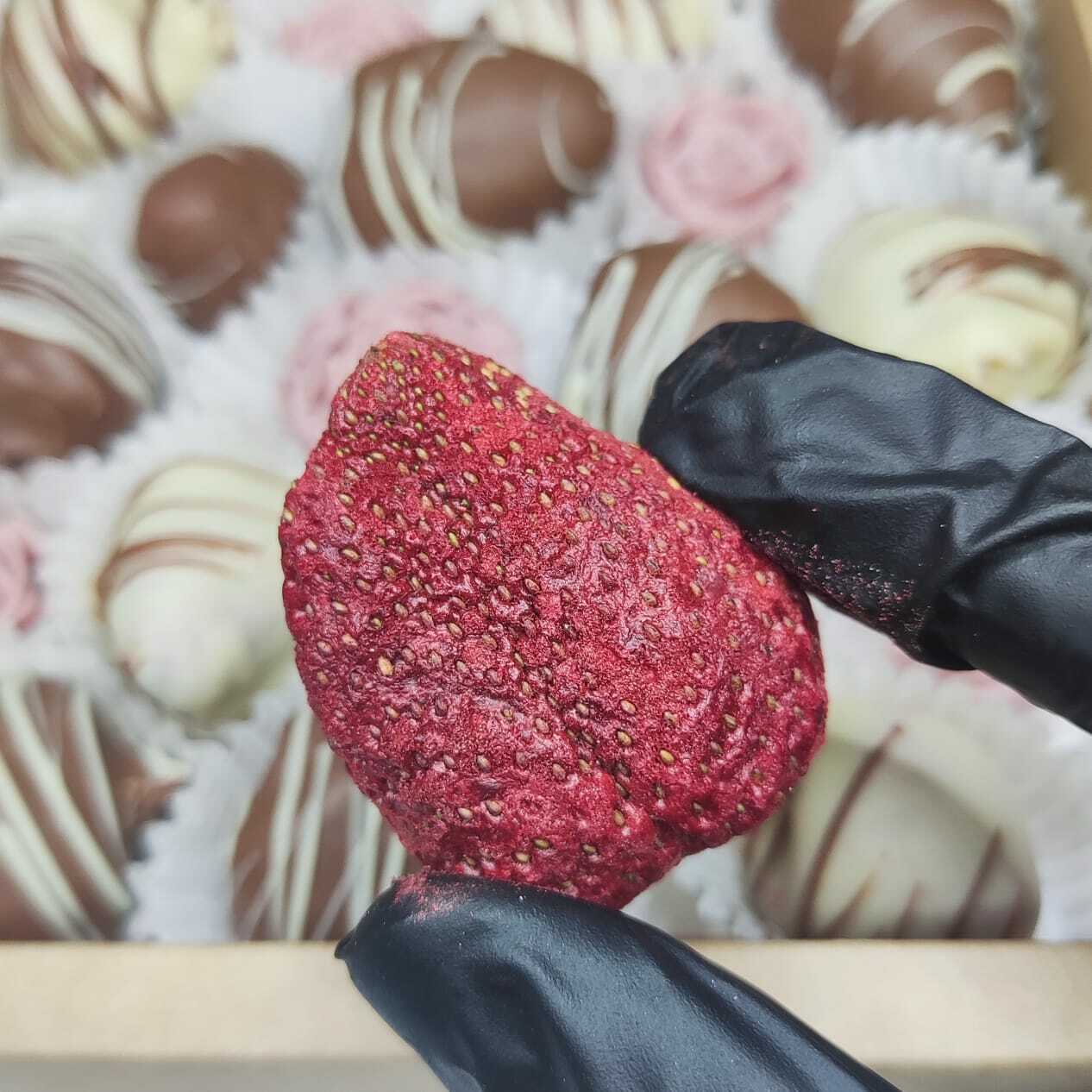 Шоколад с сублимированной клубникой. Сублимированная клубника в шоколаде. Сублимированная клубника в шоколаде. Сублимированная клубника в шоколаде. Chocoroom.