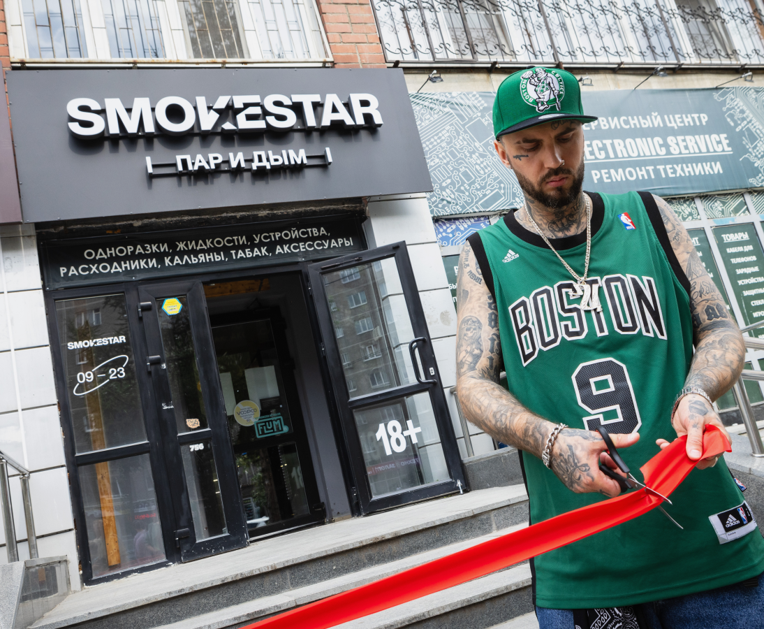 Мужчина открывает магазин SMOKESTAR