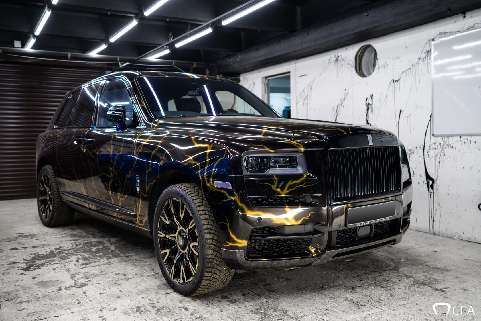 Ройс давидыча. Rolls Royce Cullinan Давидыча. Rolls Royce Cullinan с молниями. Rolls Royce Carbon. Rolls Royce Cullinan 777.