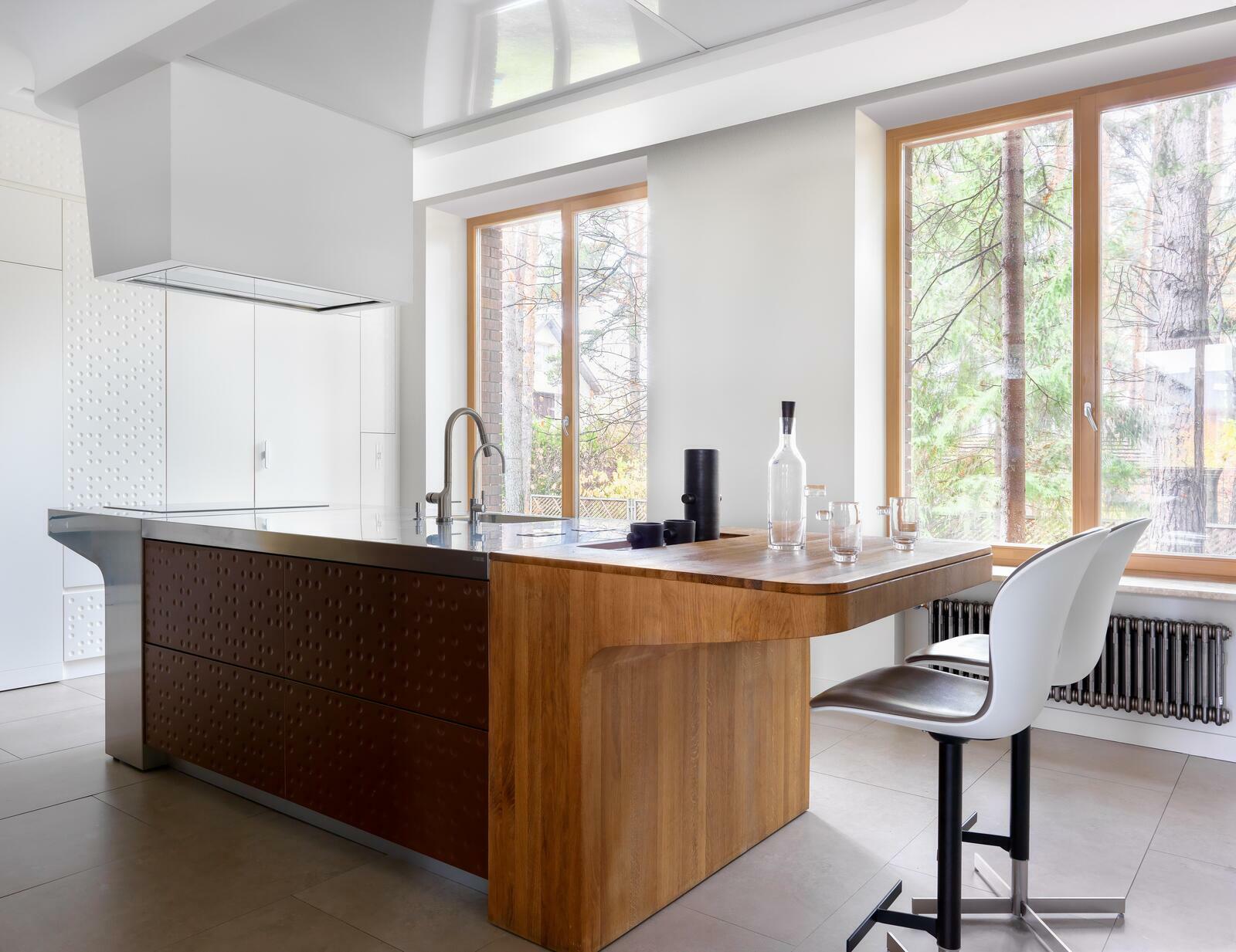 Чётырёхметровый остров итальянского бренда Schiffini дизайнер Альфредо Хэберли, барные стулья BoConcept