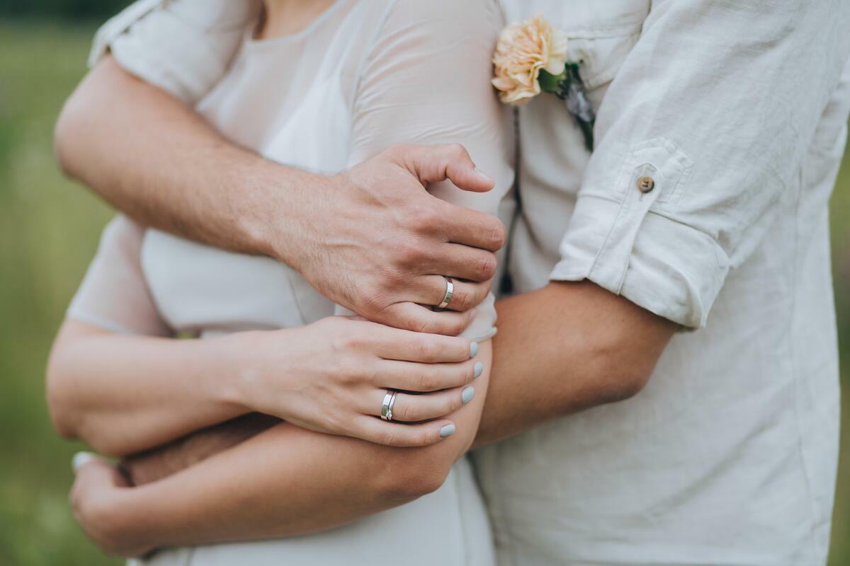 Обнять одной рукой что значит. Руки обнимают. Объятия руки. Мужские руки обнимают. Мужские руки обнимают женщину.