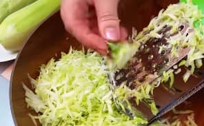 Приготовление кабачкового торта с помидорами, сыром и чесноком: шаг 2