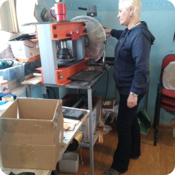 Современное оборудование для точных и координатных работ. Оператор управляет станком