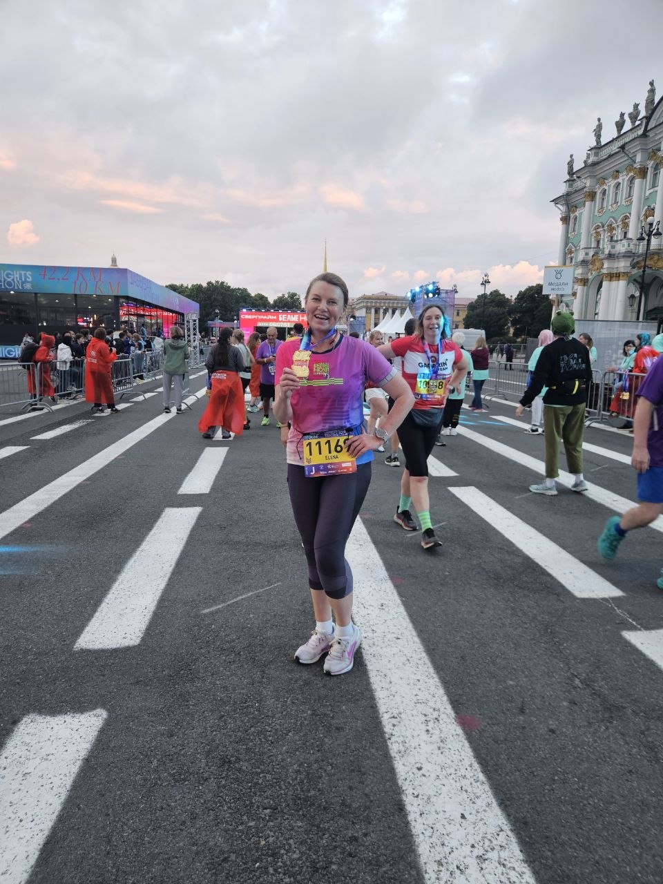 Елена с медалью после финиша марафона «Белые ночи», 2026