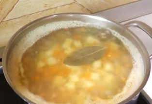 Приготовление супа с фрикадельками картошкой и вермишелью: шаг 6