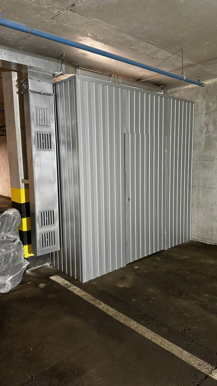 Роллетный шкаф-кладовая в паркинг (MaxParking) серебристого цвета из профлиста с металлическими полками для хлама